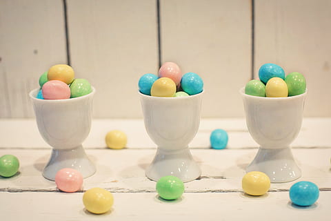 caramels a les tasses, Pasqua, caramels, pastels, ous, ous de caramel, festa, menjar, festiu, celebració, tradicional, tradició, estacional, dolços, tasses d'ou, multicolor, postres, taula, groc, material de fusta, ou, menjar i beguda, ou de Pasqua, a l'interior, cap gent, natura morta, primer pla, grup d'objectes, bol, centrar-se en primer pla, elecció, frescor, 5K, CC0, domini públic, lliure de regalies