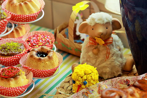 bianca, arredamento da tavola di pecora, accanto, Alimenti, Pasqua, torta, vacanza, giocattolo, infanzia, pupazzo di pezza, in casa, orsacchiotto di peluche, rappresentazione, bambino, rappresentazione animale, dolce, cibo dolce, cibo e bevande, avvicinamento, cibo, prole, al forno, concentrarsi sulle conoscenze acquisite, natura, Torta di Pasqua, 4K, CC0, dominio pubblico, privo di copyright