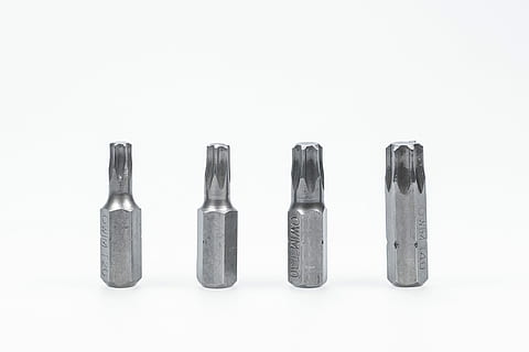 Bits, Kreuz, Torx, Werkzeug, Aufsatz, Kunst, Eisen, Metall, in einer Reihe, weißer Hintergrund, keine Leute, Studioaufnahme, drinnen, Nahansicht, Seite an Seite, Stillleben, kopieren sie platz, Anordnung, ausgeschnitten, Gruppe von Objekten, drei Objekte, Auftrag, Menschen gemacht Objekt, Mann gemacht, fünf Objekte, alt, schwarze Farbe, silberfarben, 1080P, CC0, gemeinfrei, lizenzfrei