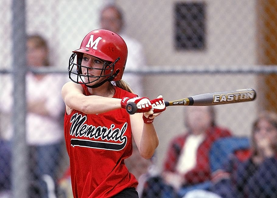 softbol, jugador, batuda, balanceig, acció, joc, competició, adolescent, bat, femella, bateador, uniforme, camp d'influència, atleta, esport, noia, bata, casc, concentració, colpejar, barreteria, casc esportiu, gent, jugant, una persona, centrar-se en primer pla, persones reals, nois, dia, estils de vida, beisbol - esport, nen, de peu, celebració, roba, activitat d'oci, homes, persones incidentals, infància, 1080P