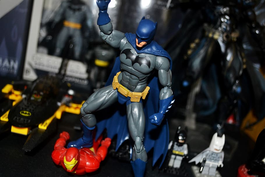 batman, figura d'acció, col · lecció, casc, barreteria, militar, indústria, cap gent, casc d’exèrcit, representació, representació humana, art i artesania, semblança masculina, creativitat, centrar-se en primer pla, escultura, a l'interior, primer pla, estàtua, figureta, dia, enfocament selectiu, joguina, artesania, penjant, esquelet, 2K