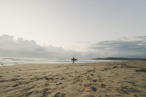 muž, stojící, pobřeží, surf, hospodářství, floater, pláž, oceán, mrak, písek, voda, Příroda, moře, krajina, venku, nebe, scén, klid, přistát, scenics - příroda, krása v přírodě, jedna osoba, horizont nad vodou, pohyb, volnočasové aktivity, mrak - nebe, horizont, klidné scény, sport, lidské paže, 5K, CC0, veřejná doména, bez autorských práv