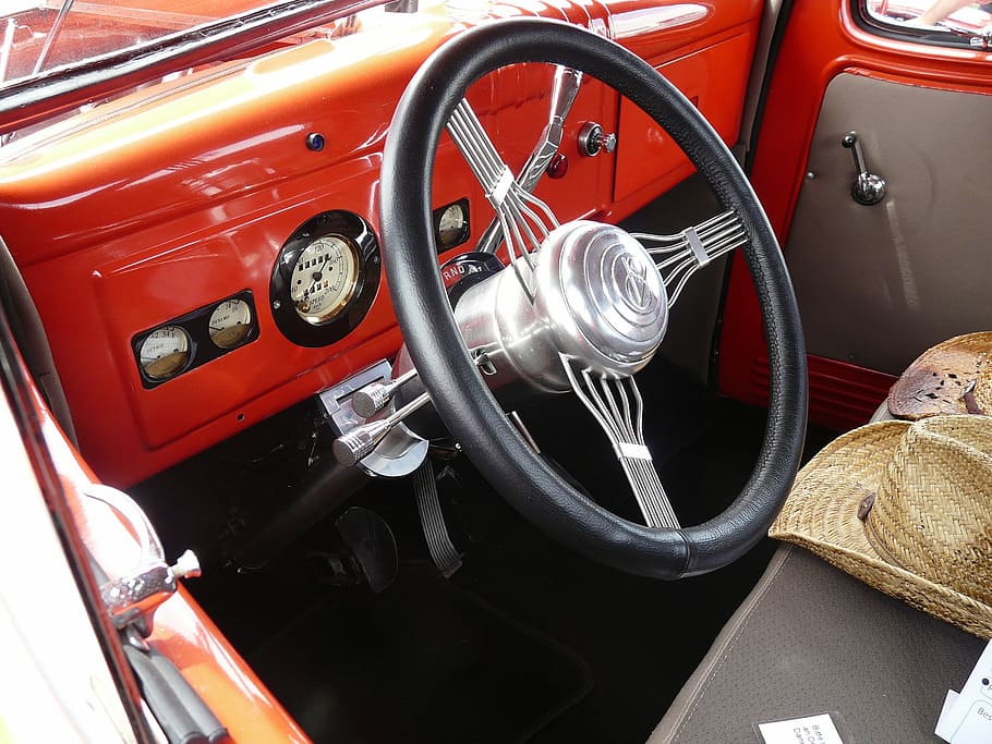 panell, volant, interior, automàtic, americà, oldtimer, automoció, vermell, cotxe, transport, passat de moda, cotxe de col·leccionista, estil retro, manera de transport, vehicle terrestre, automòbil, cap gent, velocímetre, roda, cotxe d'època, panell de control, interior del cotxe, dia, interior del vehicle, a l'aire lliure, primer pla, antiguitat, crom, 2K