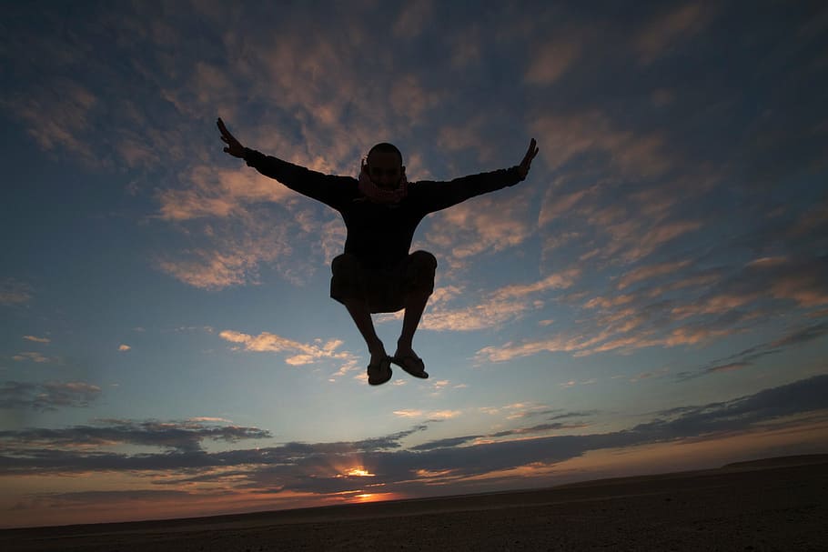 fotografia, persona, tramonto, dom, salto, giocando, saltare, contento, divertimento, felicità, gioia, estate, persone, giovane, attivo, successo, cielo, stile di vita, vacanza, gioioso, salutare, allegro, all'aperto, viaggio, natura, uomo, Egitto, volante, silhouette, mezz'aria, Inquadratura dal basso, nuvola - cielo, ali spiegate, lunghezza intera, braccio umano, una persona, arto, attività di svago, braccia distese, bellezza nella natura, la libertà, stili di vita, braccia alzate, persone reali, movimento, eccitazione, arto umano, 5K