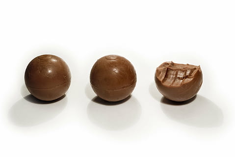 pralina, caramella, cioccolato, dolci, mangiare, dolce, sfondo bianco, cibo e bevande, cibo, girato in studio, Marrone, gruppo di oggetti, ritagliare, benessere, in casa, freschezza, nessuno, mangiare sano, avvicinamento, Colore bianco, spuntino, gruppo, cibo dolce, natura morta, uno stile di vita sano, dieta, prima colazione, 2K, CC0, dominio pubblico, privo di copyright