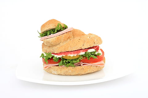 chleb, brązowy, kok, burger, kalorie, zbliżenie, kolor, pyszne, dieta, jedzenie, szybki, świeży, korniszon, złoty, szynka, zdrowie, zdrowy, odosobniony, soczysty, sałata, załadowany, obiad, makro, Mayo, majonez, mięso, odżywianie, pożywny, otyłość, cebula, marynata, płyta, rolka, Sałatka, salami, kanapka, szczupły, odchudzanie, przekąska, pomidory, niezdrowy, biały, jedzenie i picie, warzywo, zdrowe odżywianie, białe tło, studio strzał, fast food, owoc, odetnij, Gotowy do jedzenia, pomidor, posiłek, świeżość, jedzenie na wynos, żadnych ludzi, restauracja fast food, Hamburger, 2K, CC0, domena publiczna, darmowe zdjęcia