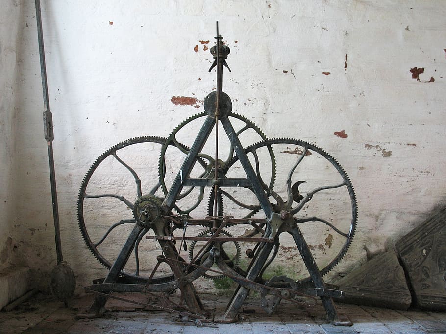 moviment, vell, rellotge, antiguitat, nostàlgia, antic, vista, equipament, històricament, anticari, engranatges, rodes, màquina, transmissió, roda, entre si, funció de construcció de parets, estructura construïda, arquitectura, cap gent, paret, dia, art i artesania, abandonat, metall, resistent, declivi, creativitat, deteriorament, representació humana, a l'interior, religió, obsoleta, el passat, concret, 2K