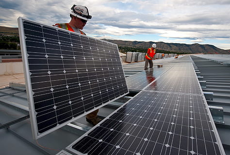 deux, Hommes, rouge, gilets réflecteurs, positionnement, solaire, panneaux, panneaux solaires, installation, travailleurs, tableau, Puissance, Soleil, électricité, énergie, la fourniture, génération, électrique, construction, environnement, lumière du soleil, durable, renouvelable, nettoyer, éco, photocellule, photovoltaïque, La technologie, vert, énergie renouvelable, énergie solaire, énergie alternative, panneau solaire, production de carburant et d'électricité, conservation de l'environnement, ciel, problèmes environnementaux, Occupation, adulte, travail, deux personnes, affaires, la nature, industrie, économie, en plein air, ressources durables, collaborateur, source de courant, 1080P