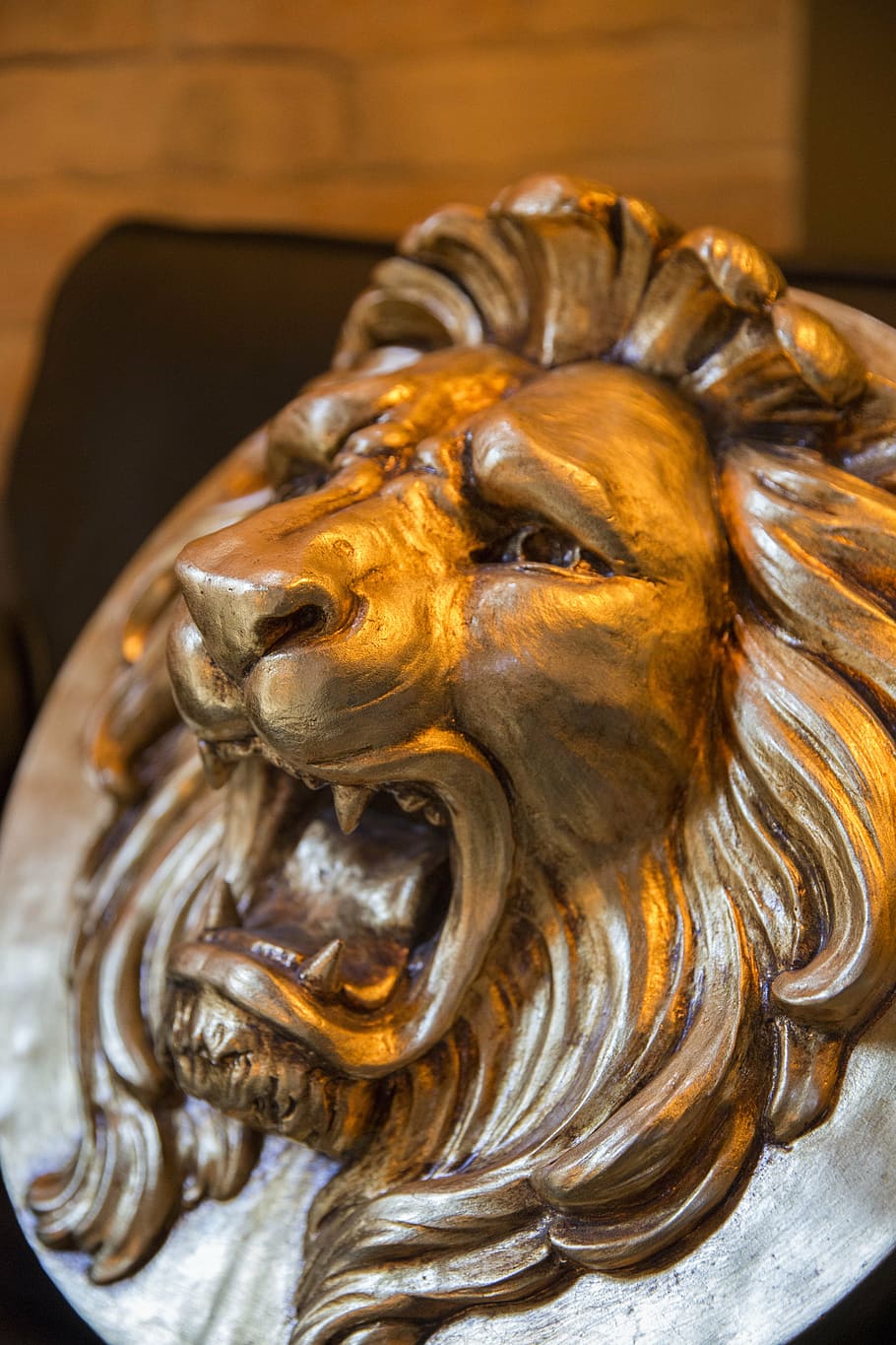 lleó, llum, màscara, escultura, representació, art i artesania, primer pla, artesania, estàtua, a l'interior, cap gent, animal, representació animal, creativitat, centrar-se en primer pla, aliatge de bronze, temes d'animals, metall, arquitectura, el passat, història, color daurat, mamífer, antiguitat, ornamentat, 5K