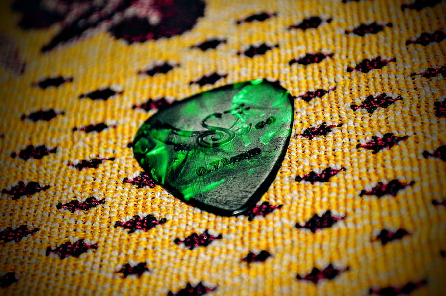 pua de guitarra, plectre, verd, triangular, accessori, guitarra, pasatemps, primer pla, tèxtil, a l'interior, color verd, cap gent, vista d’angle alt, marc complet, groc, menjar, emoció, fons, menjar i beguda, enfocament selectiu, menjar dolç, riquesa, joieria, brillant, postres, patró, multicolor, luxe, 4K