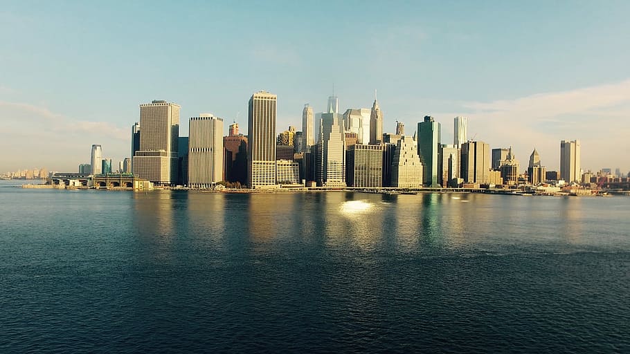 Lower Manhattan, Seebrücke, niedriger, Manhattan, die Architektur, Wolkenkratzer, modern, Gebäudehülle, gebaute Struktur, Stadt, Bürogebäude außen, Gebäude, Himmel, Wasser, städtische Skyline, Landschaft, Ufergegend, Stadtbild, große Höhe, Reiseziele, Meer, Büro, Natur, keine Leute, Finanzviertel, draußen, 2K