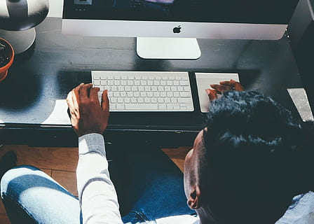 om, cu care se confruntă, argint imac, deținere, tastatură Apple, calculator, PC, măr, Afaceri, la locul de muncă, biroul de acasă, calculator desktop, lansare, tehnologie, muncă, birou, ecran, tastatură, afişa, Electronică, om de afaceri, caz, persoană, digital, șoarece, student, studiu, a studia, web, organizare, echipament, a scrie, Internet, conexiune, marketing, surf, a lua legatura, tapet, bărbați, lucru, oameni, Monitorul computerului, o persoana, animale de companie, mamifer, partea corpului uman, animale domestice, intern, un animal, în interior, umană, oameni adevărați, masa, perspectivă personală, vedere în unghi mare, animale vertebrate, mână, parte a corpului, folosind laptopul, 1080P, CC0, domeniu public, fără drepturi de autor