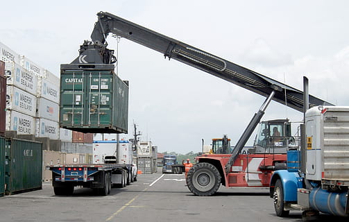 rojo, negro, pesado, equipo, que lleva, verde, intermodal, envase, cargando, carga, camión, cama plana, transporte, industrial, importar, mar, comercio, muelle, puerto, máquina, grua, obrero, labor, hombre, masculino, Transporte de carga, contenedor de carga, vehículo terrestre, Envío, negocio, modo de transporte, camionaje, entrega, industria, grúa - maquinaria de construcción, arquitectura, maquinaria, Vehículo de motor, industria de construccion, vehículo terrestre comercial, cielo, naturaleza, día, al aire libre, la carretera, 1080P, CC0, dominio público, libre de derechos