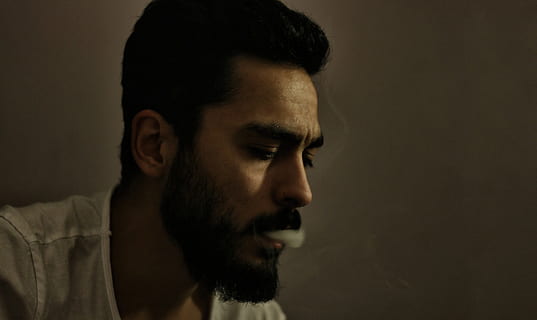 umano, amico, ritratto, modello, maschio, umano, uomo, giovane, di bell'aspetto, solitudine, luce, viso, adulto, Fumo, stanco, foto, giovane modella, esposizione, studio, fotografia, una persona, solo un uomo, Solo uomini, solo adulti, colpo alla testa, girato in studio, barba, in casa, peli del viso, giovane adulto, emozione negativa, emozione, avvicinamento, parte del corpo umano, parte del corpo, uomini, contemplazione, arrabbiato, analizzare, cercare, guardare, espressione facciale, volto umano, frustrazione, aggressione, vista profilo, bocca aperta, sfondo nero, 5K, CC0, dominio pubblico, privo di copyright