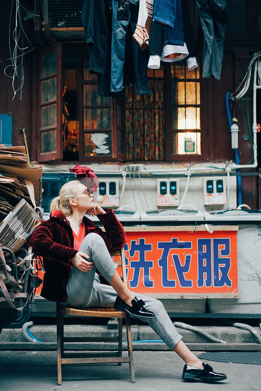 alt, Stadt, shanghai, Frau, rot, Pelzjacke, Blau, Jeans, Sitzung, hölzern, falten, Stuhl, Vorderseite, braun, Haus, hängend, Kleider, tagsüber, echte Menschen, Gebäudehülle, Lebensstile, die Architektur, eine Person, gebaute Struktur, Kommunikation, Freizeitbeschäftigung, Text, junger Erwachsener, Legere Kleidung, Sitz, junge Frau, Tag, Transport, Vorderansicht, draußen, 8K