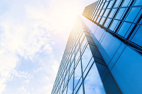 Basso, fotografia ad angolo, raschietto per cielo, grattacielo, sole, cielo, nuvole, architettura, attività commerciale, centro, moderno, luce, costruzione, Torre, blu, aziendale, bicchiere, finestra, città, alto, ufficio, esterno dell'edificio, edificio per uffici esterno, vetro - materiale, nuvola - cielo, struttura costruita, natura, riflessione, lega, facciata, distretto del centro, acciaio, nessuno, all'aperto, luminosa, direttamente sotto, 5K, CC0, dominio pubblico, privo di copyright