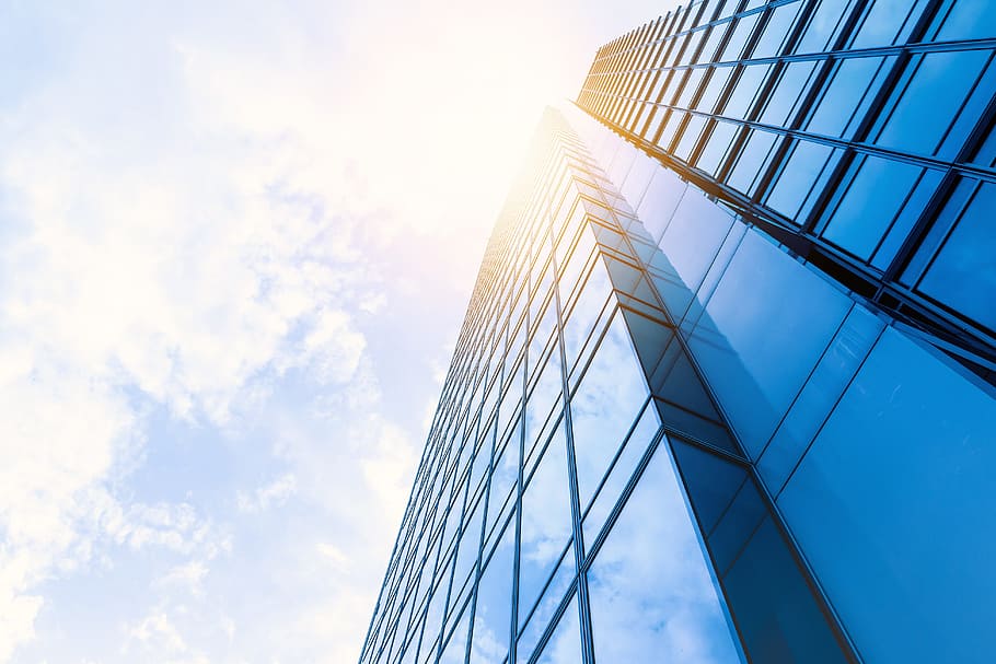Basso, fotografia ad angolo, raschietto per cielo, grattacielo, sole, cielo, nuvole, architettura, attività commerciale, centro, moderno, luce, costruzione, Torre, blu, aziendale, bicchiere, finestra, città, alto, ufficio, esterno dell'edificio, edificio per uffici esterno, vetro - materiale, nuvola - cielo, struttura costruita, natura, riflessione, lega, facciata, distretto del centro, acciaio, nessuno, all'aperto, luminosa, direttamente sotto, 5K