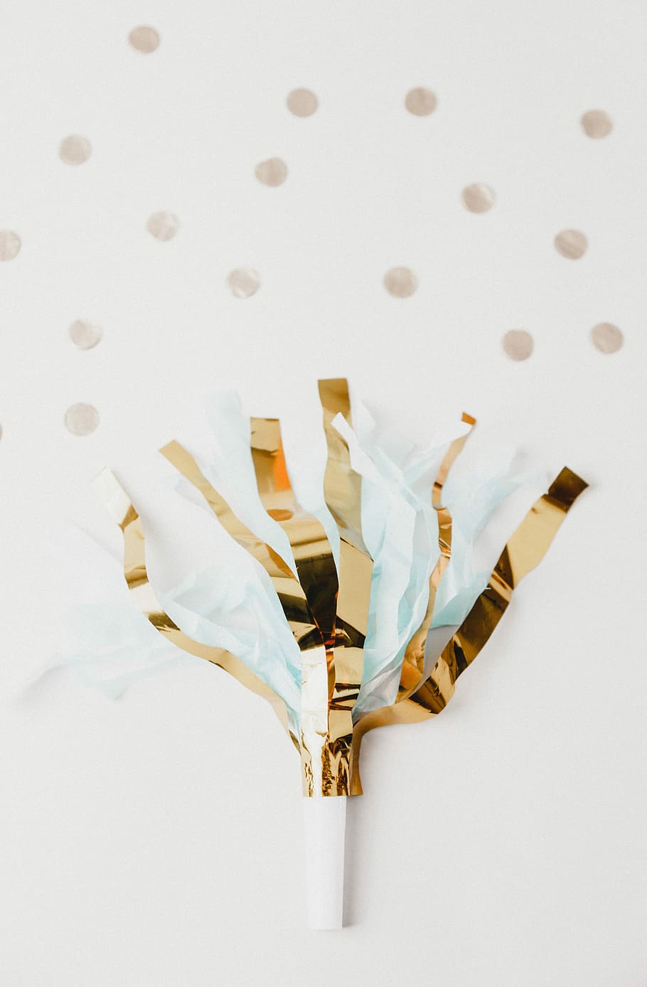 blanc, marró, decoració de paper de festa, panell, groc, blau, pompó, a l'interior, cap gent, tir de l'estudi, paper, natura morta, creativitat, fons blanc, directament a sobre, patró, Color blanc, representació, art i artesania, gran grup d'objectes, primer pla, forma, artesania, disseny, atrapat, elecció, funció de construcció de parets, 5K
