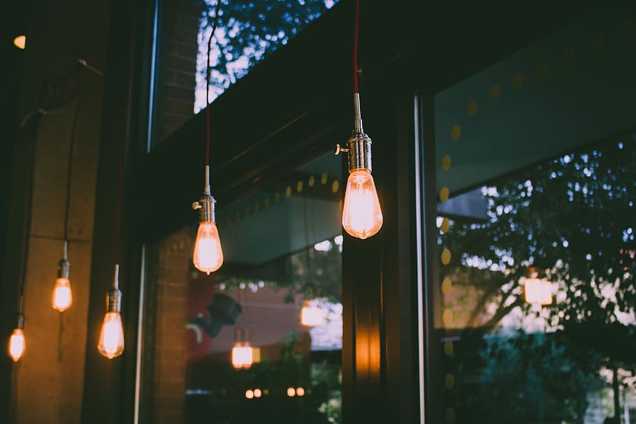 licht, duidelijk, glas, binnen, gebouw, dag, beurt, hanglampen, naast, Glazen raam, verlicht, verlichtingsapparatuur, opknoping, focus op de voorgrond, gloeilamp, geen mensen, lage hoekweergave, ingebouwde structuur, nacht, elektriciteit, glas - materiaal, architectuur, buitenkant van het gebouw, venster, buitenshuis, decoratie, detailopname, elektrisch licht, plafond, elektrische lamp, 5K