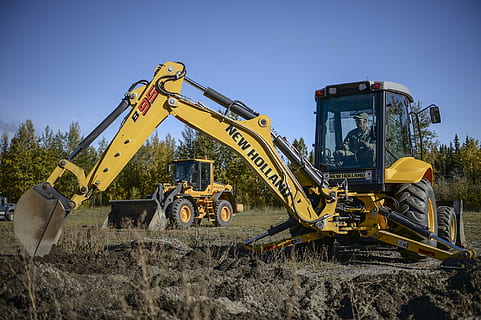 mand, ridning, gravemaskine, dagtimerne, udstyr, tung, rendegraver, maskine, konstruktion, skefuld, bygning, industriel, konstruere, gul, arbejde, maskineri, grave, digger, udendørs, udvikling, byggemaskiner, land køretøj, industri, himmel, byggebranchen, earth mover, byggeplads, transportmidler, konstruktion køretøj, transportform, natur, bulldozer, dag, kommercielt landkøretøj, skyfri himmel, byggemateriale, industrielt udstyr, 1080P, CC0, offentligt domæne, royaltyfrie