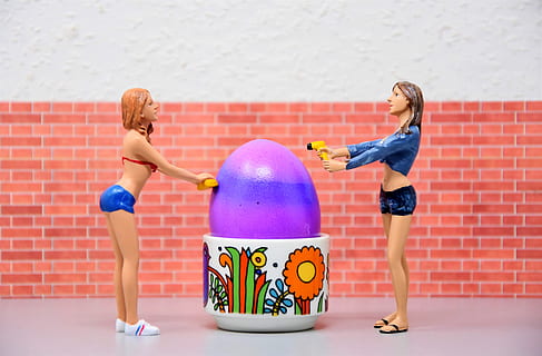 uovo di Pasqua, Pasqua, uovo, buona Pasqua, colorato, colore, uova colorate, uova sode, uova di Pasqua tinte, miniature, uovo colorato, donne, lunghezza intera, bambino, in piedi, stili di vita, solidarieta, infanzia, due persone, adulto, persone, sport, femmine, uno stile di vita sano, giovani donne, ragazze, persone reali, famiglia, caratteristica della parete, abbigliamento casual, sorella, ginnastica, adolescente, 5K, CC0, dominio pubblico, privo di copyright