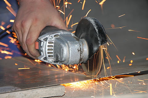 person, bedrift, grå, vinkelsliber, vinkel, skæring, kværn, jern, metal, gnister, stål, industrier, færdigheder, menneskelig kropsdel, menneskelig hånd, en person, kun en mand, voksen, mennesker, hånd, bevægelse, brænding, ild, sløret bevægelse, rigtige mennesker, brand - naturligt fænomen, varme - temperatur, tæt på, orange farve, herrer, lang eksponering, flamme, finger, svejsning, menneskelig lem, 4K, CC0, offentligt domæne, royaltyfrie