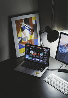 berbalik, macbook, meja, di samping, iMac, pro, hitam, kayu, teknologi, seni, desain grafis, komputer, komunikasi, laptop, teknologi nirkabel, koneksi, dalam ruangan, mebel, perangkat komputer, tidak ada orang, layar komputer, meja tulis, keyboard, layar perangkat, tampilan sudut tinggi, papan ketik komputer, masih hidup, perangkat informasi portabel, layar, 5K, CC0, domain publik, bebas royalti