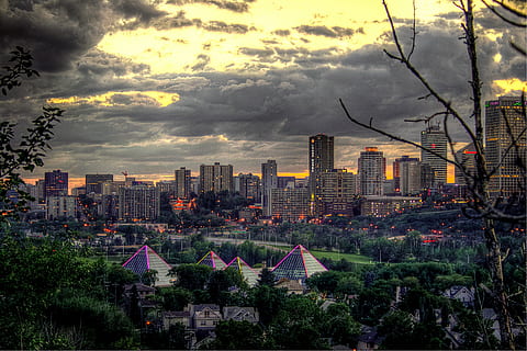 piramidi, arte della città, Edmonton, Canada, cielo, nuvole, città, grattacieli, edifici, urbano, orizzonte, alberi, sera, crepuscolo, luci, illuminazione, tramonto, architettura, al di fuori, esterno dell'edificio, struttura costruita, costruzione, nuvola - cielo, paesaggio urbano, edificio per uffici esterno, natura, grattacielo, albero, quartiere residenziale, nessuno, paesaggio, pianta, moderno, all'aperto, 4K, CC0, dominio pubblico, privo di copyright
