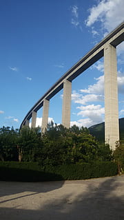 silnice, hora, srpen, most - mužská konstrukce, architektura, stavba, mrak - nebe, nebe, strom, rostlina, most, přeprava, Příroda, architektonický sloup, den, nízký úhel pohledu, nikdo, slunečního světla, spojení, exteriér budovy, město, venku, 2K, CC0, veřejná doména, bez autorských práv