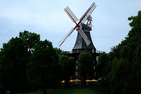 moară, moara de vant, clădire, aripă, vânt, Saxonia Inferioară, Putere eoliana, o moară olandeză, pisa, moara de faina, windräder, viraj, locuri de interes, impozant, turism, conservarea istorică, înalt, est Frisia, moara veche, istoricește, arhitectură, energie regenerabila, Energie alternativa, copac, conservarea mediului, plantă, turbină eoliană, turbină, mori tradiționale de vânt, combustibil și generarea de energie electrică, cer, mediu inconjurator, natură, construită, zi, nici o persoana, Culoarea verde, în aer liber, creştere, 4K, CC0, domeniu public, fără drepturi de autor