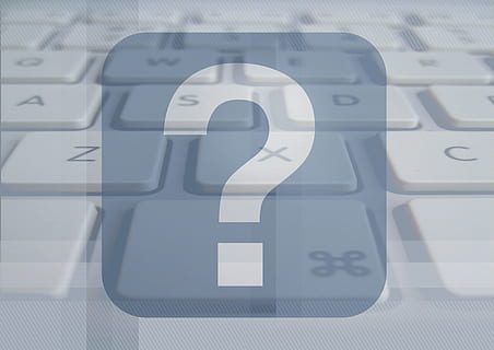 weißer Laptop, Fragezeichen, Hilfe, Symbol, Zeichen, Blau, keine Leute, Kommunikation, drinnen, Tag, Nahansicht, Text, Nummer, westliche Schrift, Stillleben, Technologie, Alphabet, Brief, weiße Farbe, Studioaufnahme, High Angle View, Dringlichkeit, Großbuchstabe, Einfachheit, transparent, silberfarben, 4K, CC0, gemeinfrei, lizenzfrei