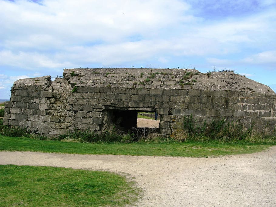 Normandia, seconda guerra mondiale, guerra, architettura, struttura costruita, erba, storia, cielo, il passato, nuvola - cielo, esterno dell'edificio, nessuno, natura, solido, terra, antico, pianta, materiale lapideo, giorno, all'aperto, campo, costruzione, paesaggio, antica civiltà, muro di pietra, archeologia, rovinato, 4K