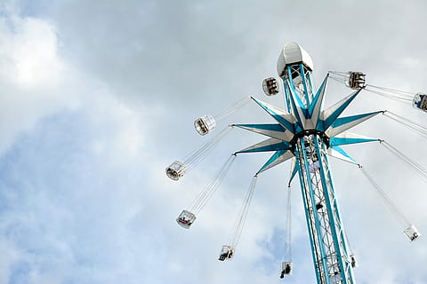 carosello di Londra, blu, bianca, alto, divertimento, giro, giostra, nube, cielo, Parco divertimenti, giro del parco dei divertimenti, nuvola - cielo, cultura artistica e intrattenimento, Inquadratura dal basso, ruota panoramica, Filatura, attività di svago, giro a catena, natura, all'aperto, godimento, giorno, movimento, nessuno, cerchio, carnevale, eccitazione, area fieristica, 5K, CC0, dominio pubblico, privo di copyright