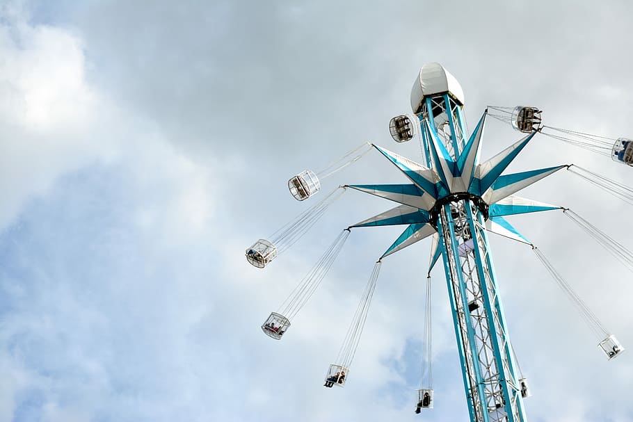 carosello di Londra, blu, bianca, alto, divertimento, giro, giostra, nube, cielo, Parco divertimenti, giro del parco dei divertimenti, nuvola - cielo, cultura artistica e intrattenimento, Inquadratura dal basso, ruota panoramica, Filatura, attività di svago, giro a catena, natura, all'aperto, godimento, giorno, movimento, nessuno, cerchio, carnevale, eccitazione, area fieristica, 5K