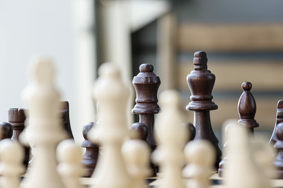 Marrone, bianca, pezzi degli scacchi, tavola, scacchi, gioco, strategia, tattica, gioco da tavolo, giochi di svago, messa a fuoco selettiva, pezzo degli scacchi, attività di svago, rilassamento, scacchiera, pedone - pezzo degli scacchi, re - pezzo degli scacchi, grande gruppo di oggetti, nessuno, cultura artistica e intrattenimento, cavaliere - pezzo degli scacchi, regina - pezzo degli scacchi, avvicinamento, intelligenza, giorno, 5K