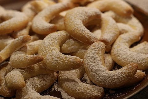 bakt, brød, brun, tallerken, cookie, jul, kalorier, kosthold, vanillekipferl, søthet, nydelig, julekaker, kjeks, bake, knaske, christmas baking, bakverk, mat, mat og Drikke, ingen folk, matbit, usunn mat, søt mat, nærbilde, friskhet, innendørs, klar til å spise, stor gruppe gjenstander, stilleben, overflod, heap, gruppe av objekter, stekt, butikk, smultring, studio skudd, saltet, næringsmiddelmat, frokost, 5K, CC0, offentlig domene, opphavsrett gratis
