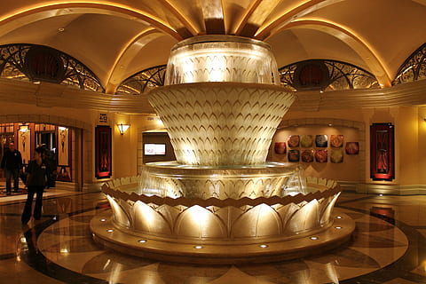 Fontana, luce, atrio, effetto luce, ornato, architettura, in casa, lusso, ricchezza, eleganza, decorazione, color oro, illuminato, struttura costruita, attrezzatura per l'illuminazione, destinazioni di viaggio, Hotel di lusso, soffitto, viaggio, Museo, design, Hotel, lampadario, camino, cultura artistica e intrattenimento, 4K, CC0, dominio pubblico, privo di copyright