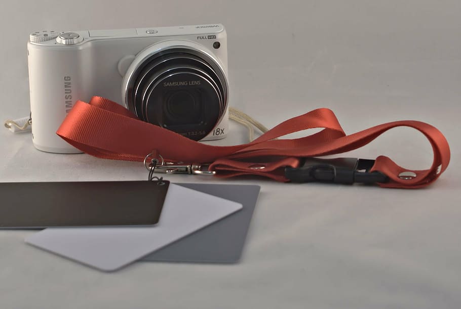 càmera, compacte, escala de grisos, natura morta, tecnologia, tir de l'estudi, a l'interior, cap gent, equipament, fons blanc, taula, grup d'objectes, comunicació, vermell, primer pla, paper, metall, temes de fotografia, còpia espai, eina de treball, indústria, eina, equipament elèctric, 5K