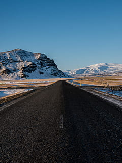 buit, concret, carretera, neu, cobert, fons de muntanya, camí de carretera, al costat, cos, aigua, muntanya, hora del dia, Serra, pic, cim, blanc, cel, transport, escenics - natura, el camí a seguir, direcció, bellesa a la natura, hivern, temperatura de fred, escena tranquil·la, naturalesa, cel clar, medi ambient, tranquil·litat, cap gent, dia, paisatge, carretera buida, perspectiva decreixent, muntanya nevada, a l'aire lliure, línia divisòria, 4K, CC0, domini públic, lliure de regalies