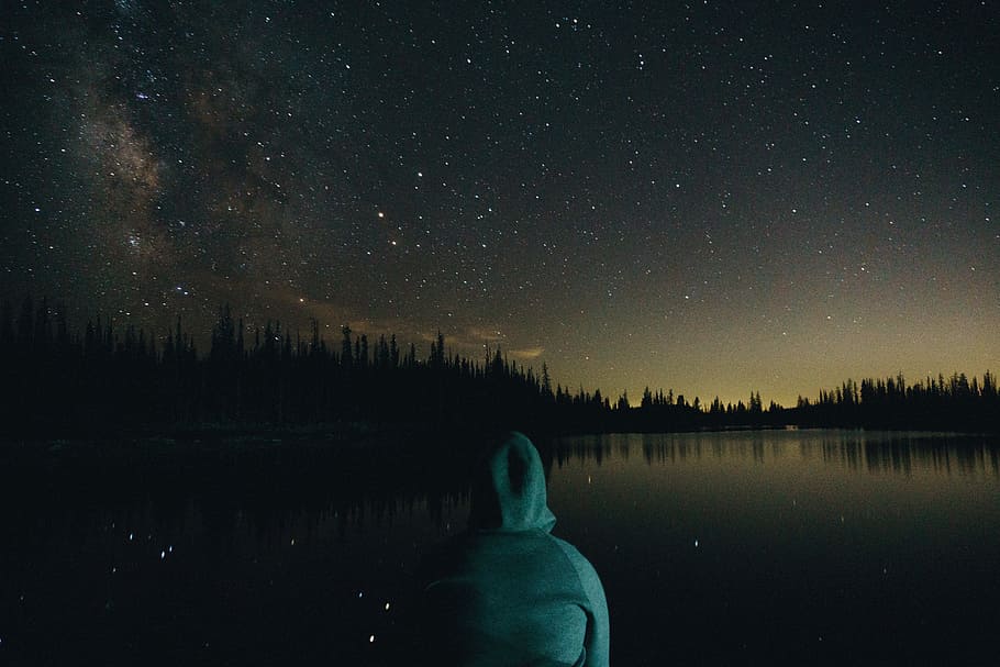 persona, portar, verd, dessuadora, de cara, cos, aigua, arbres, assegut, frontal, cel nocturn, home, verd blavós, jaqueta, estrelles, cos d'aigua, estrella - espai, nit, astronomia, naturalesa, cel, galàxia, fosc, Via Làctea, paisatge, llac, lluna, gent, nebulosa, a l'aire lliure, constel · lació, espai, una persona, persones reals, bellesa a la natura, escenics - natura, estrella, camp estel·lar, vista del darrere, tranquil·litat, espai i astronomia, caputxa - roba, 5K