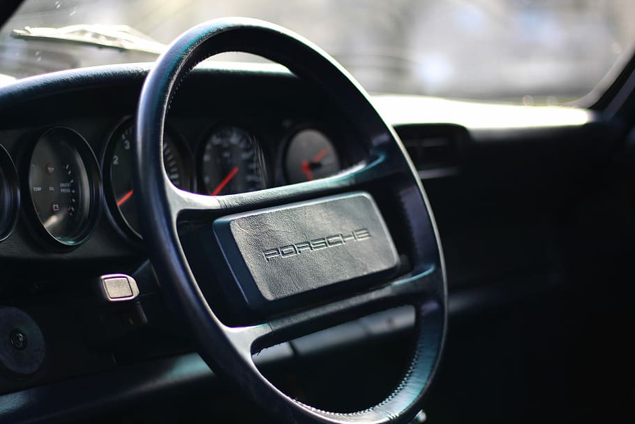 Porsche 1987, Nahansicht, Foto, schwarz, Porsche Lenkrad, Auto, Rad, Innere, Innerhalb, Design, Transportmittel, Transport, Kraftfahrzeug, Fahrzeuginnenraum, Landfahrzeug, Autoinnenraum, Lenkrad, Schalttafel, keine Leute, Instrumententafel, Technologie, Glas - Material, drinnen, Rückspiegel, Reflexion, Reise, Fokus auf den Vordergrund, Luxus, Fahrzeugspiegel, 5K