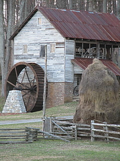 Bauernhof, Scheune, Heu, Stapel, Pflanzen, Landwirtschaft, ländlich, Zaun, hölzern, gebaute Struktur, Gebäudehülle, die Architektur, Feld, Gras, Tag, Pflanze, landwirtschaftliches Gebäude, Land, Holz - Material, Haus, keine Leute, Natur, Gebäude, Landschaft, ländliche Szene, draußen, Rad, 2K, CC0, gemeinfrei, lizenzfrei