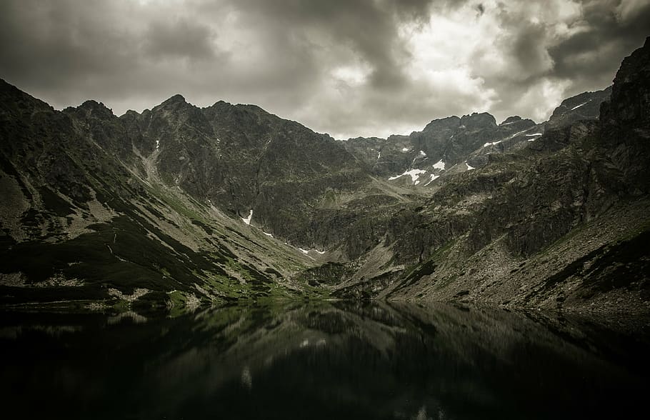 verd, muntanya, gris, cel, muntanya alta, núvol, cim, cresta, paisatge, naturalesa, vall, turó, vista, viatjar, llac, aigua, reflexió, cim de muntanya, a l'aire lliure, escenics, núvol - cel, medi ambient, escenics - natura, bellesa a la natura, Serra, cap gent, terra, dia, tranquil·litat, escena no urbana, escena tranquil·la, arbre de coníferes, 4K