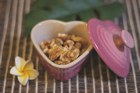 selektiv, fokus fotografering, nøtter, hjerteform, rosa, keramisk, container, selektiv fokusering, fotografering, mat, matbit, søt mat, dessert, gourmet, mat og Drikke, ingen folk, frukt, blomst, bolle, friskhet, blomstrende plante, velvære, innendørs, nærbilde, anlegg, spise sunt, klar til å spise, overbærenhet, kjøkkenredskap, banan, bord, fokusere på forgrunnen, plasser matte, fristelse, frokost, luksus, 1080P, CC0, offentlig domene, opphavsrett gratis