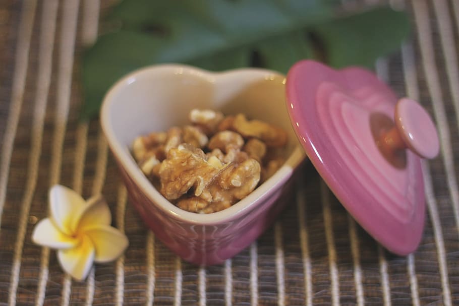 selektiv, fokus fotografering, nøtter, hjerteform, rosa, keramisk, container, selektiv fokusering, fotografering, mat, matbit, søt mat, dessert, gourmet, mat og Drikke, ingen folk, frukt, blomst, bolle, friskhet, blomstrende plante, velvære, innendørs, nærbilde, anlegg, spise sunt, klar til å spise, overbærenhet, kjøkkenredskap, banan, bord, fokusere på forgrunnen, plasser matte, fristelse, frokost, luksus, 1080P