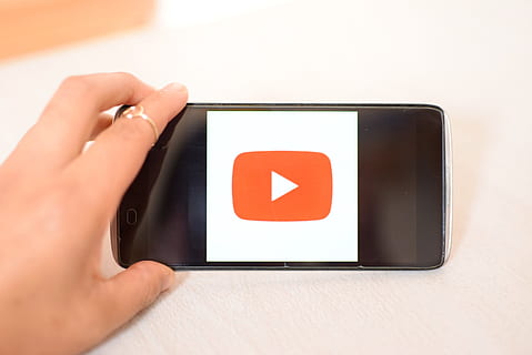 Youtube, cellulaire, application, mobile, La technologie, téléphone portable, téléphone, téléphone intelligent, vidéo, Technologie sans fil, main, main humaine, la communication, lien, partie du corps humain, ordinateur, moniteur d'ordinateur, l'Internet, adulte, écran, équipement informatique, une personne, fermer, en portant, tablette numérique, réseau informatique, portabilité, dispositif d'information portable, en utilisant l'ordinateur, message, doigt, Affichage à cristaux liquides, bloc note, réseaux sociaux, interface utilisateur graphique, 2K, CC0, domaine public, libre de droits