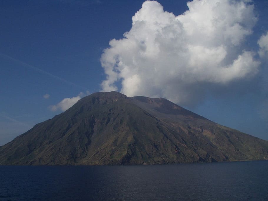 muntanya, ennuvolat, cel, durant el dia, stromboli, volcà, volcanisme, calenta, sofre, volcànica, vapor, illa, Sicília, mar, fum - estructura física, naturalesa, escenics, dia, cap gent, bellesa a la natura, escenics - natura, núvol - cel, escena tranquil·la, aigua, tranquil·litat, escena no urbana, davant del mar, geologia, a l'aire lliure, terra, geografia física, idíl·lic, cim de muntanya, cràter volcànic, poder a la natura, 720P