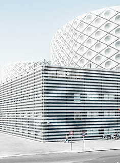 foto, uomo, a piedi, accanto, architettonico, costruzione, persona, grigio, edificio bianco, cielo blu, giorno, tempo, architettura, facciata, modello, minimalismo, esterno dell'edificio, struttura costruita, moderno, scena urbana, attività commerciale, edificio per uffici, all'aperto, ufficio, grattacielo, città, edificio per uffici esterno, cielo, natura, persone reali, destinazioni di viaggio, persone accessorie, due persone, uomini, lunghezza intera, color argento, 4K, CC0, dominio pubblico, privo di copyright