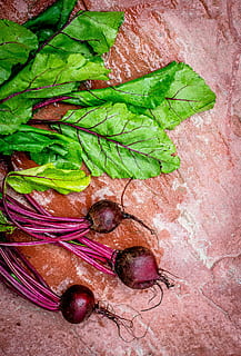 fokusa fotoattēls, zaļa, dārzeņi, sarkans, sīpoli, galda virsma, bietes, sakne, veggie, lapas, dabiski, ēdiens, sastāvdaļu, violets, veselīgi, svaiga, dzīvoklis, virtuve, fotogrāfs, fotogrāfija, svaiga pārtika, pārtika, pārtikas stils, pārtika un dzērieni, pārtikas prezentācija, augu daļa, nav cilvēku, svaigumu, augsts leņķa skats, tuvplāns, augu, veselīga ēšana, zaļā krāsa, labklājību, raksturs, Klusā daba, tieši iepriekš, gaļu, telpās, garšaugu, parastās bietes, veģetāriešu ēdiens, 5K, CC0, publiskais domēns, bez atlīdzības