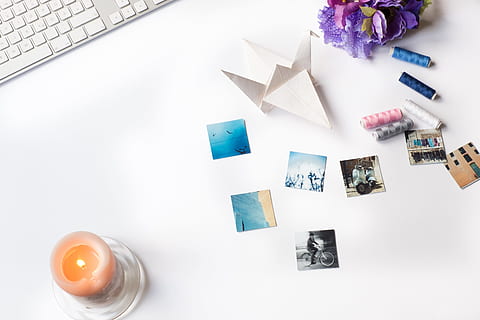 Foto, Kerze, gestylt, Konzepte und Ideen, Objekte, Computer, Geschäft, Computer Tastatur, Technologie, keine Leute, Papier-, drinnen, Tag, Kreativität, direkt darüber, Studioaufnahme, Kunst und Handwerk, mehrfarbig, weißer Hintergrund, Tabelle, High Angle View, weiße Farbe, Kunst, kopieren sie platz, Stillleben, Design, Blume, blühende Pflanze, Briefumschlag, Botschaft, lila, 4K, CC0, gemeinfrei, lizenzfrei